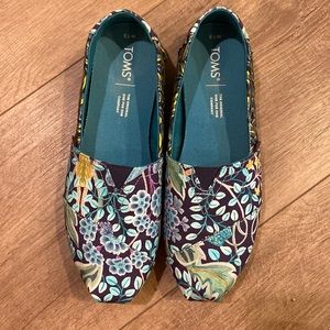 Floral Blue Toms